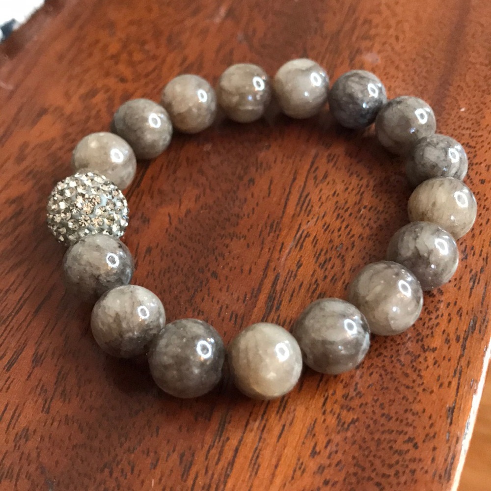 Elastic beaded bracelet